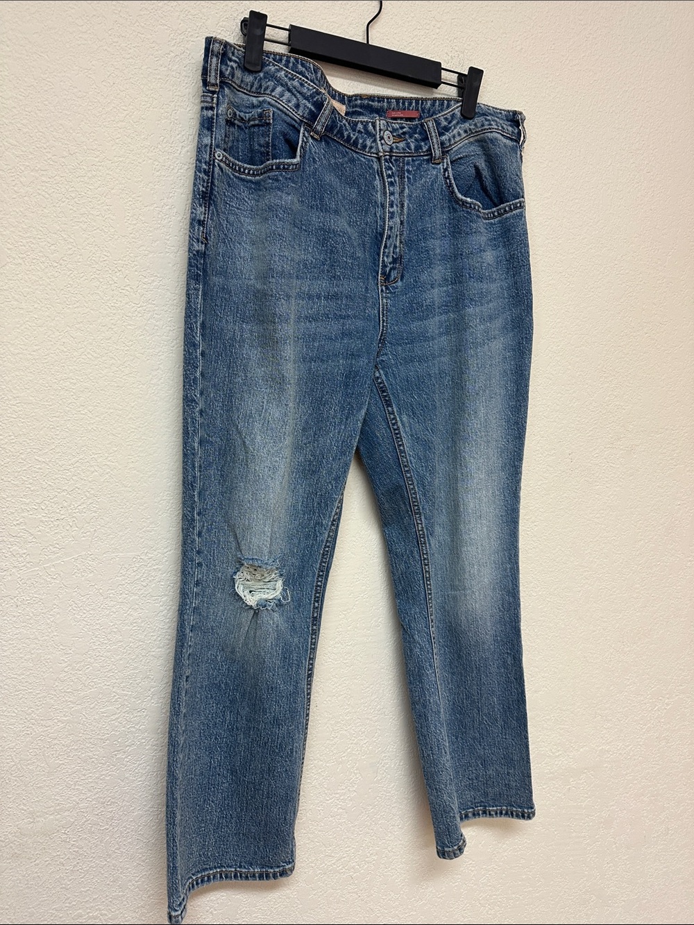 Anthropologie Pilcro womans Blue Distressed straight leg  Jeans size 32 - Picture 3 of 4